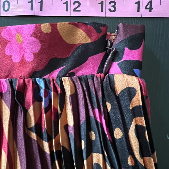 Ann Taylor Paisley pleated midi skirt size 0. Side zipper with hook & eye. - Picture 8 of 11